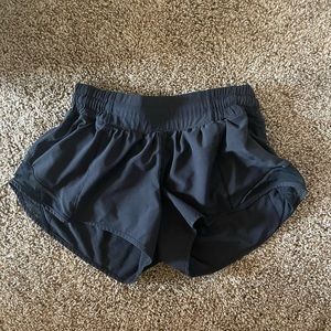 lululemon hotty hot shorts 2.5”